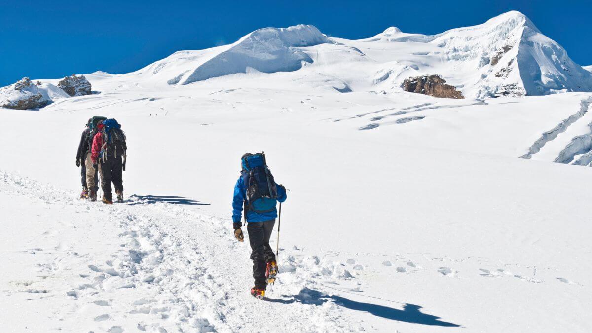 trekkers-on-mera-peak-...